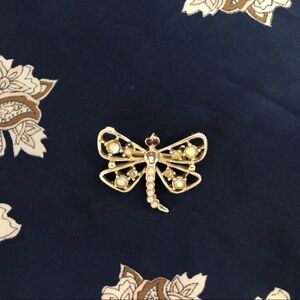 𝅺VINTAGE goldtone pearl rhinestone dragonfly brooch